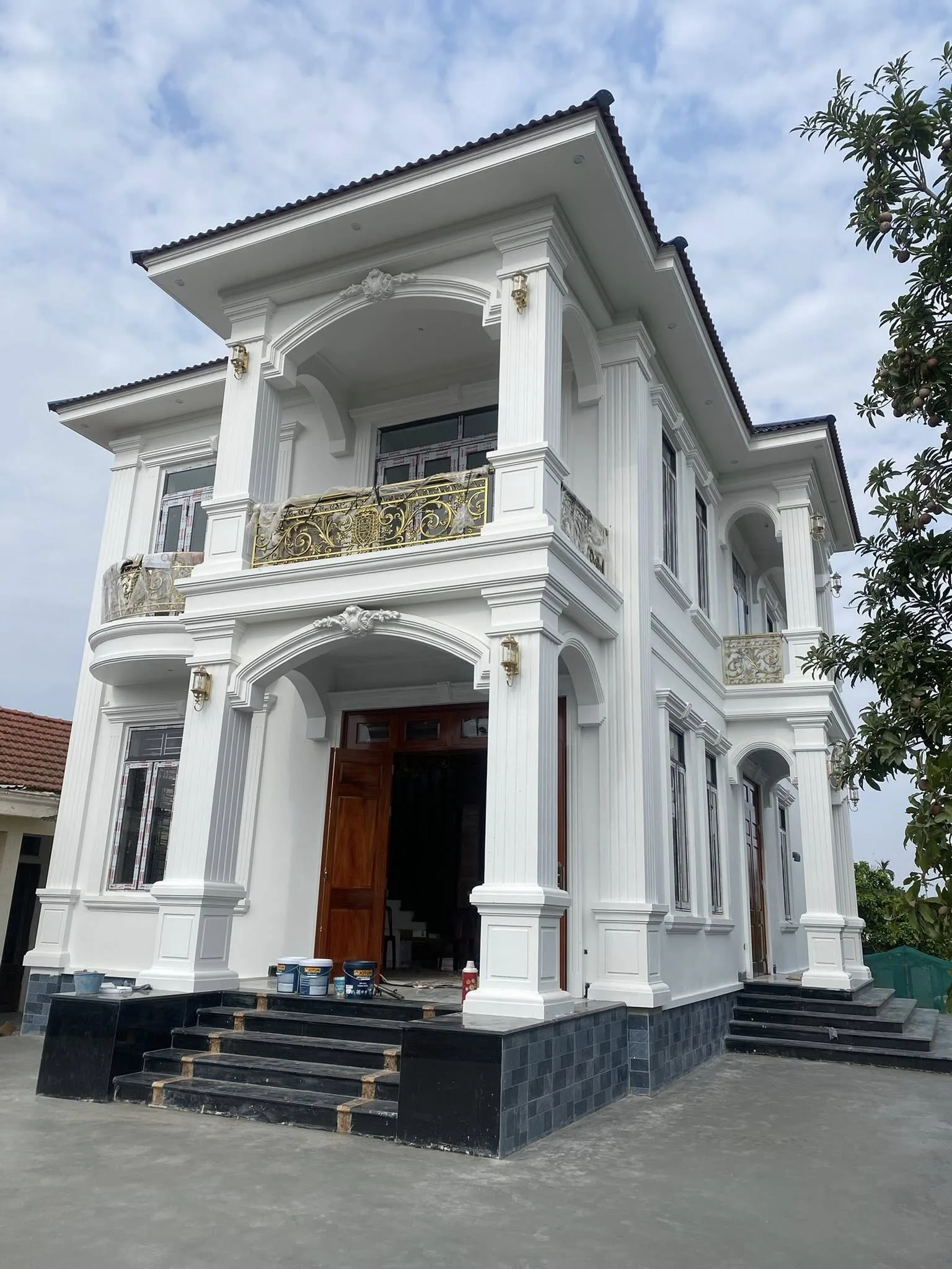 Thi công sơn biệt thự - Xu hướng sử dụng sơn Jotun màu trắng sứ 9918 trong biệt thự 2 tầng