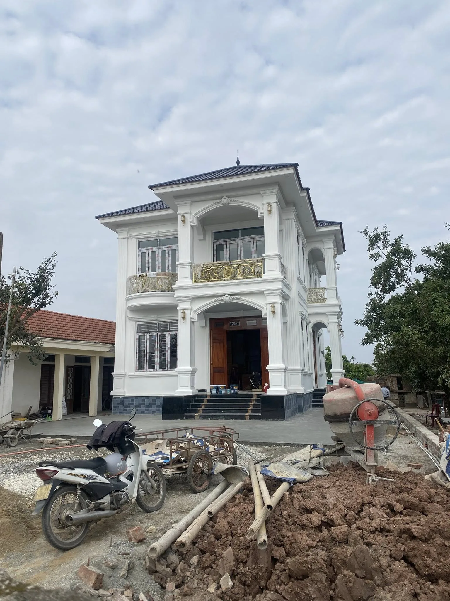 Thi công sơn biệt thự - Kết hợp với màu xám hoặc ghi