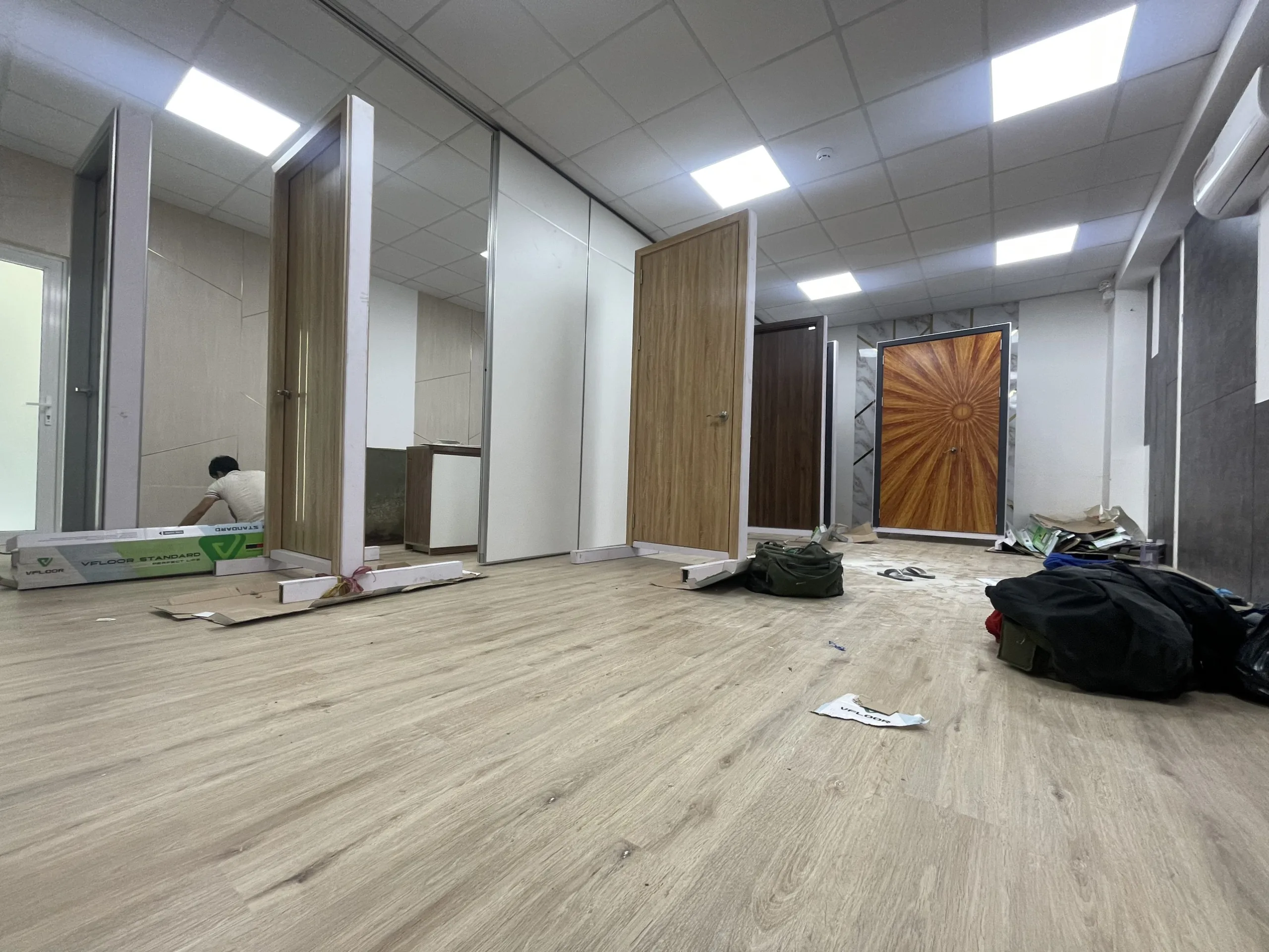 Thi công tấm ốp tường cho cửa hàng và showroom