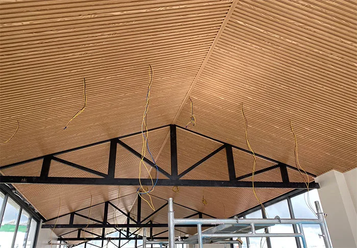 Ưu Điểm Nổi Bật Của Thi Công Trần Nhựa Giả Gỗ