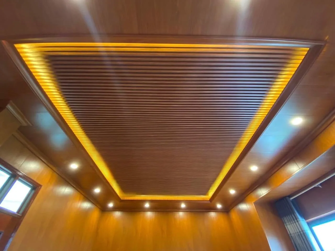 Ưu Điểm Nổi Bật Của Thi Công Trần Nhựa Giả Gỗ